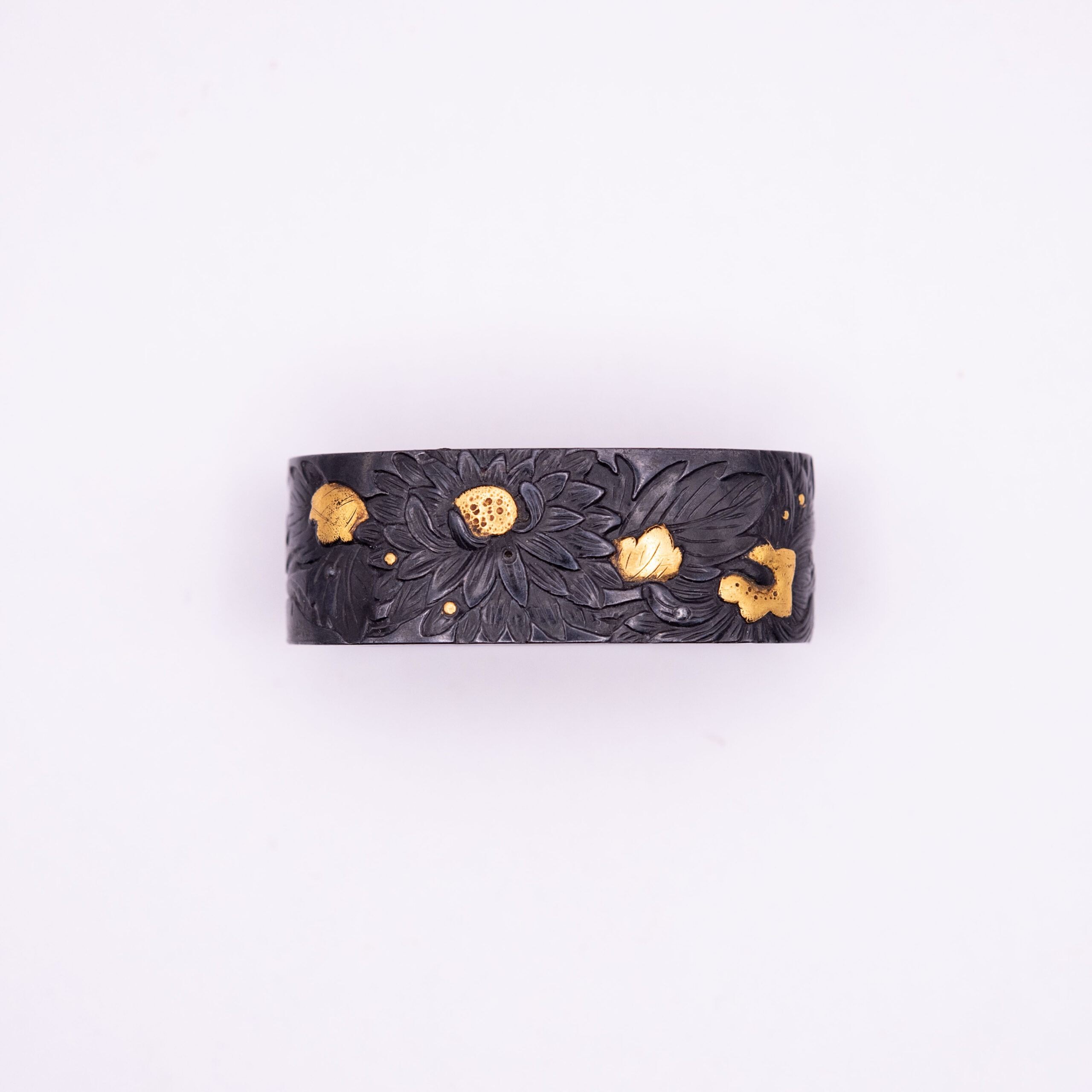 A Fuchi and Kurikata in Kiku Design - Photo 6