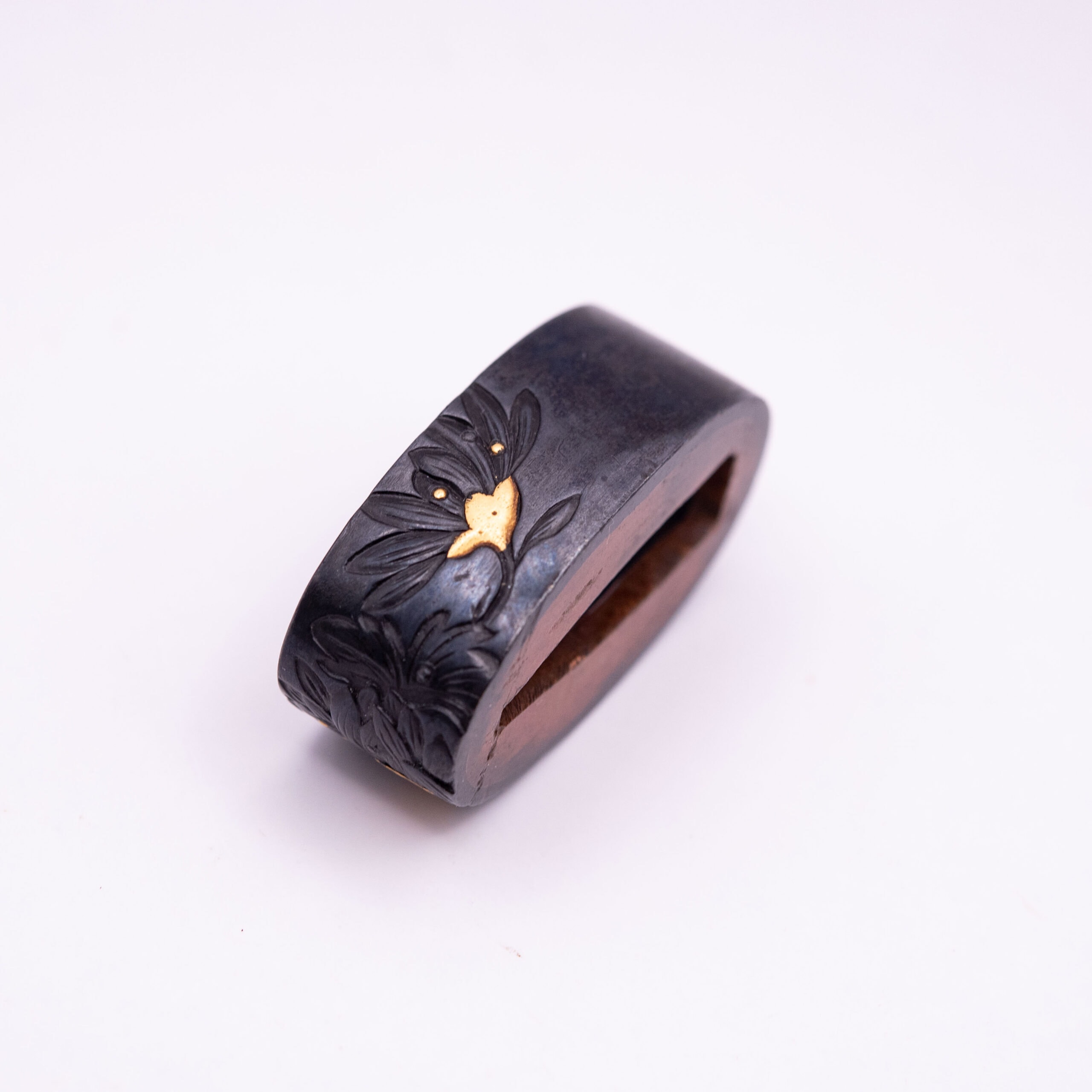 A Fuchi and Kurikata in Kiku Design - Photo 7