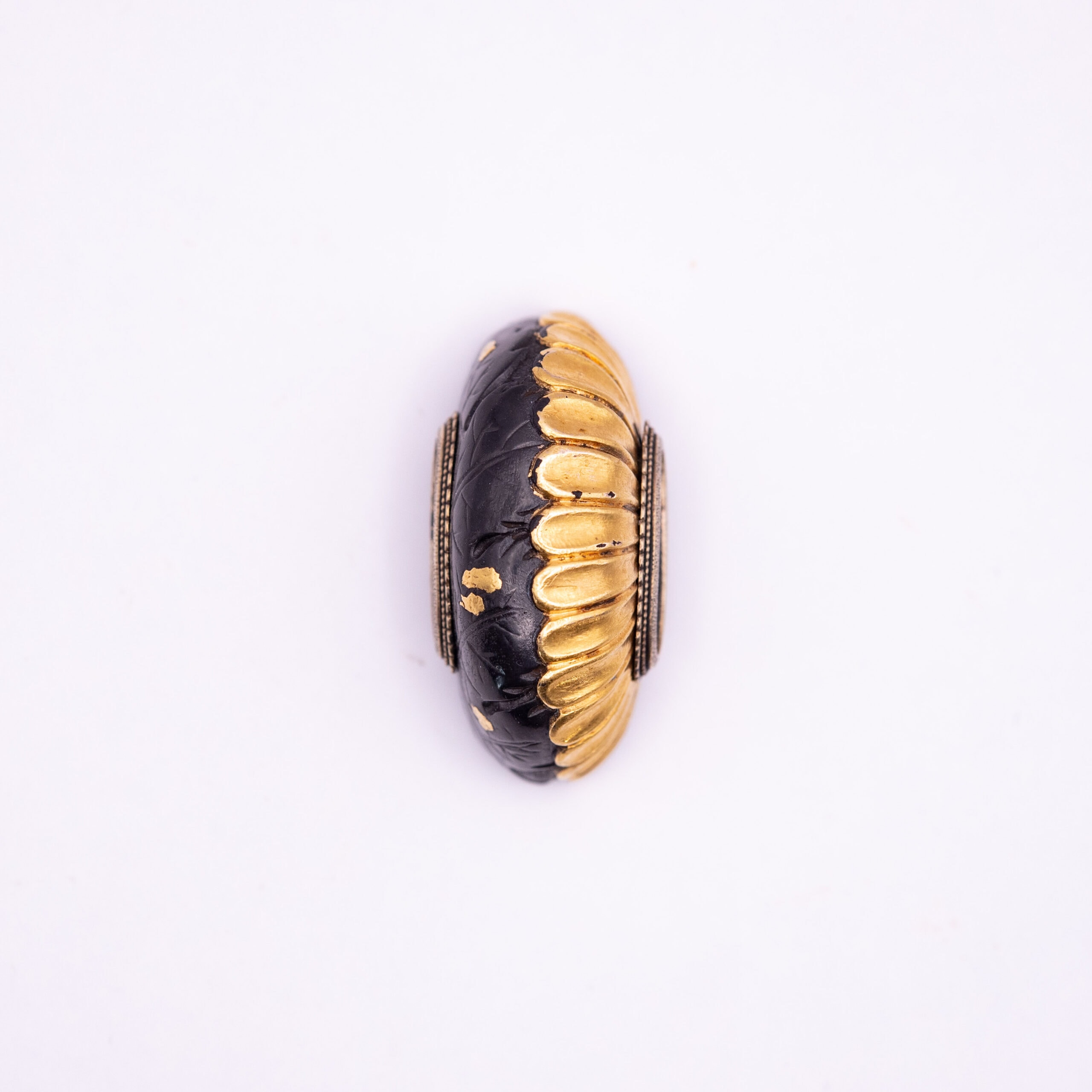 A Fuchi and Kurikata in Kiku Design - Photo 5