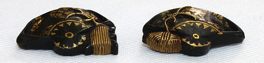 目貫 m-71 加賀金工 糸巻の図 赤銅地金色絵 - Photo 2