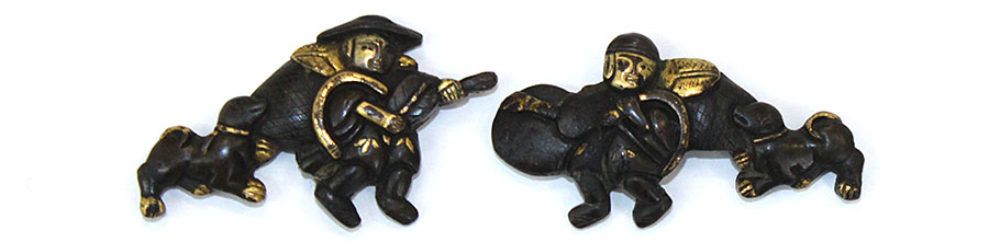 m-95 目貫 犬と唐人楽人の図 赤銅地