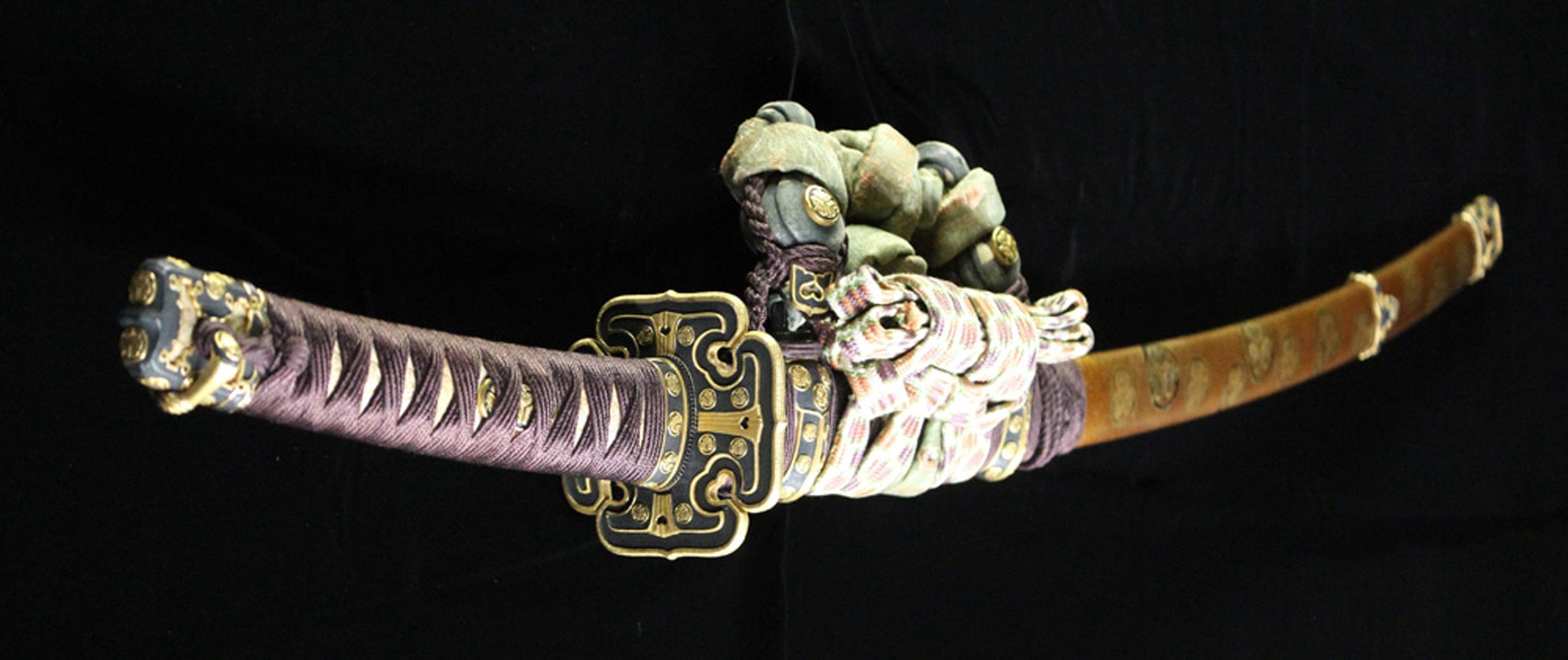 【太刀拵】 金梨子地葵紋散金貝蒔絵鞘糸巻太刀拵 / 鐔(銘)後藤悦乗(花押) - Photo 28