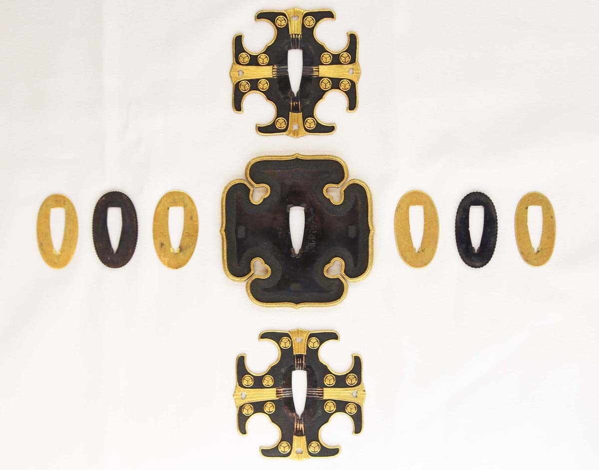 【太刀拵】 金梨子地葵紋散金貝蒔絵鞘糸巻太刀拵 / 鐔(銘)後藤悦乗(花押) - Photo 24