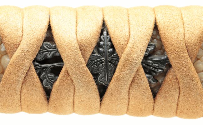 Koshirae - Wakizashi Koshirae with "Kiri" Family Crest Designed Fittings, 2-bu kizami Kin nashi-ji nuri saya