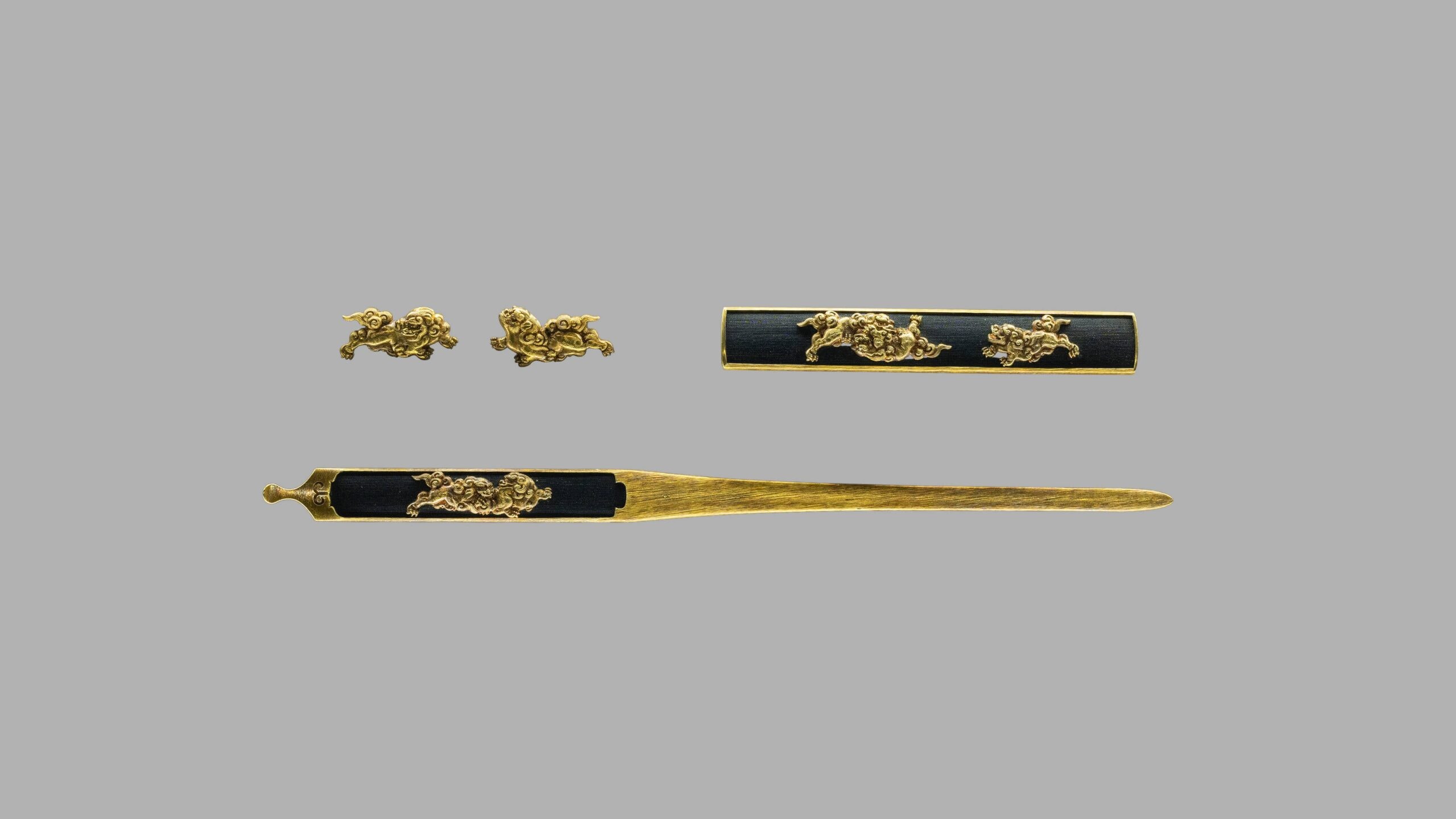 Mitokoromono Kozuka and Kogai signed Kikuoka Mitsutoshi (kao)
