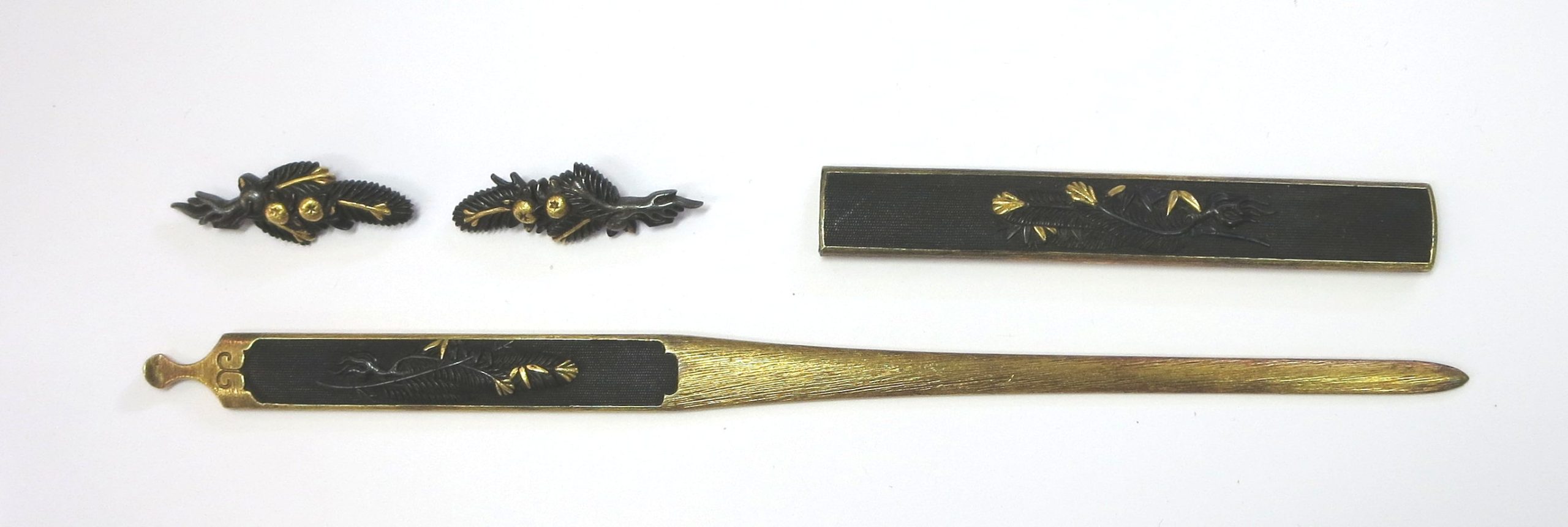 Menuki - Hozon - by Kaga-Goto Etsujo - Nebiki Matsukazari Zu Mitokoromono: Mumei (Attributed to Goto Etsujo)