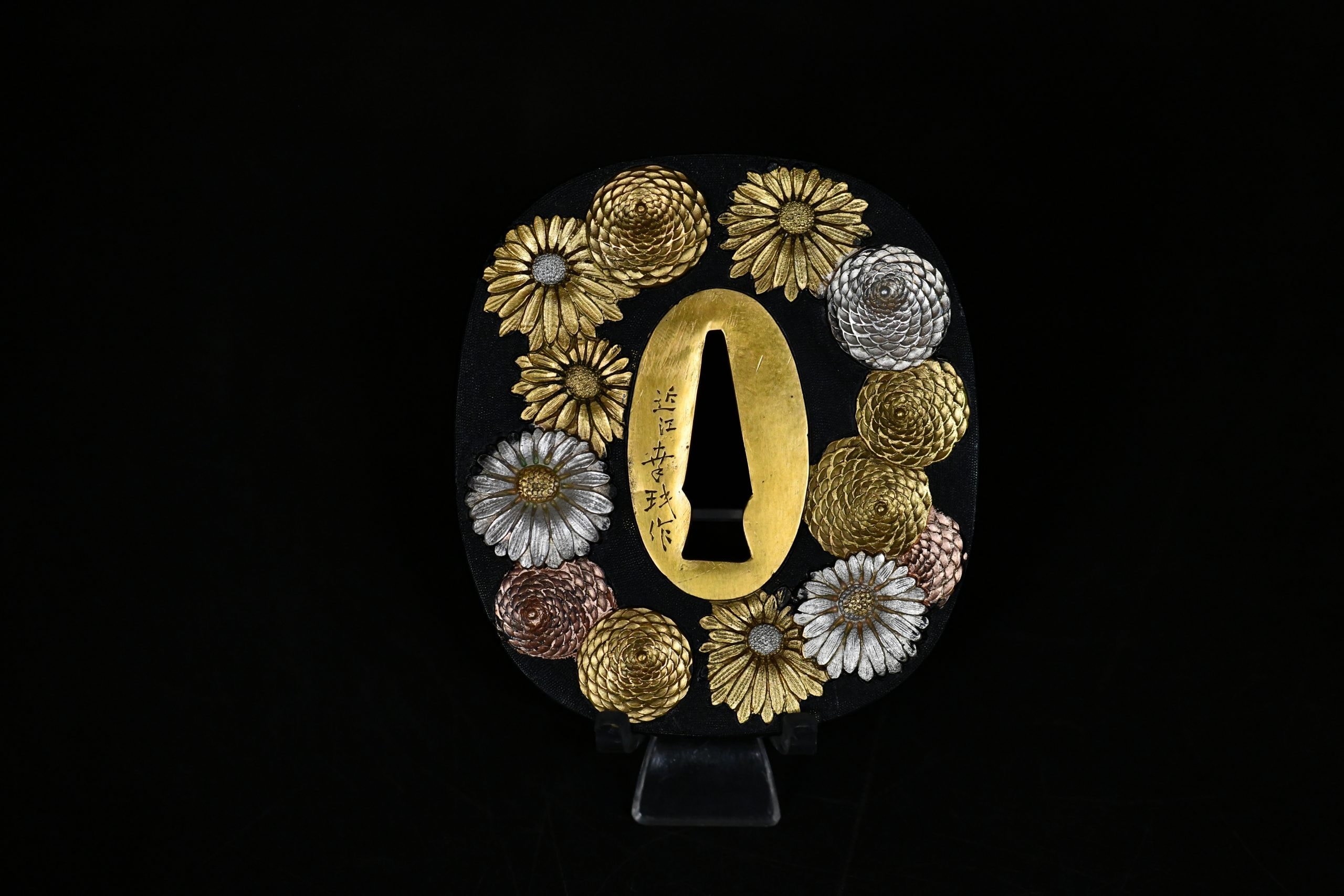 Shakudo Marugata Tsuba Chrisantemum