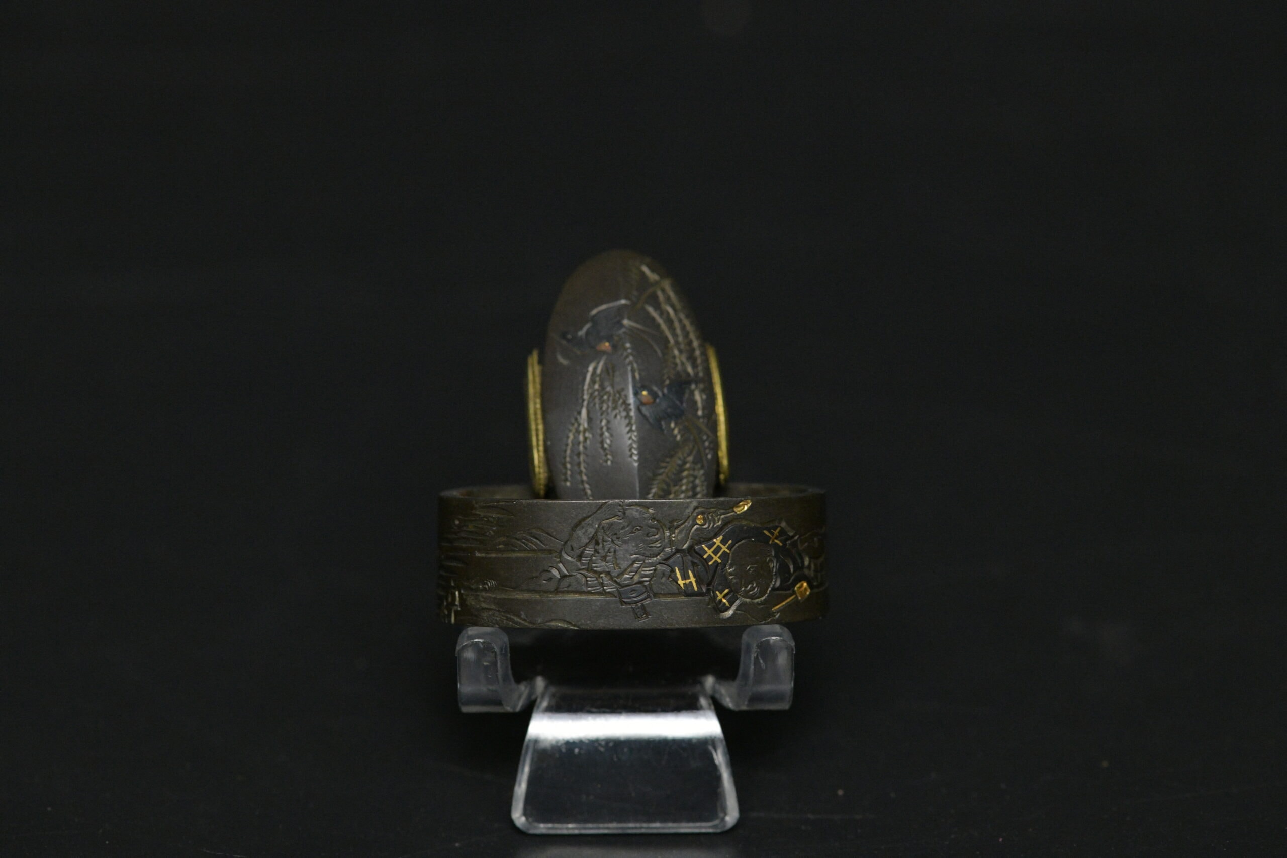 Fuchi-Kashira - by Ichinomiya Tsunenao - Fuchi Kashira: Shakudo Swallow