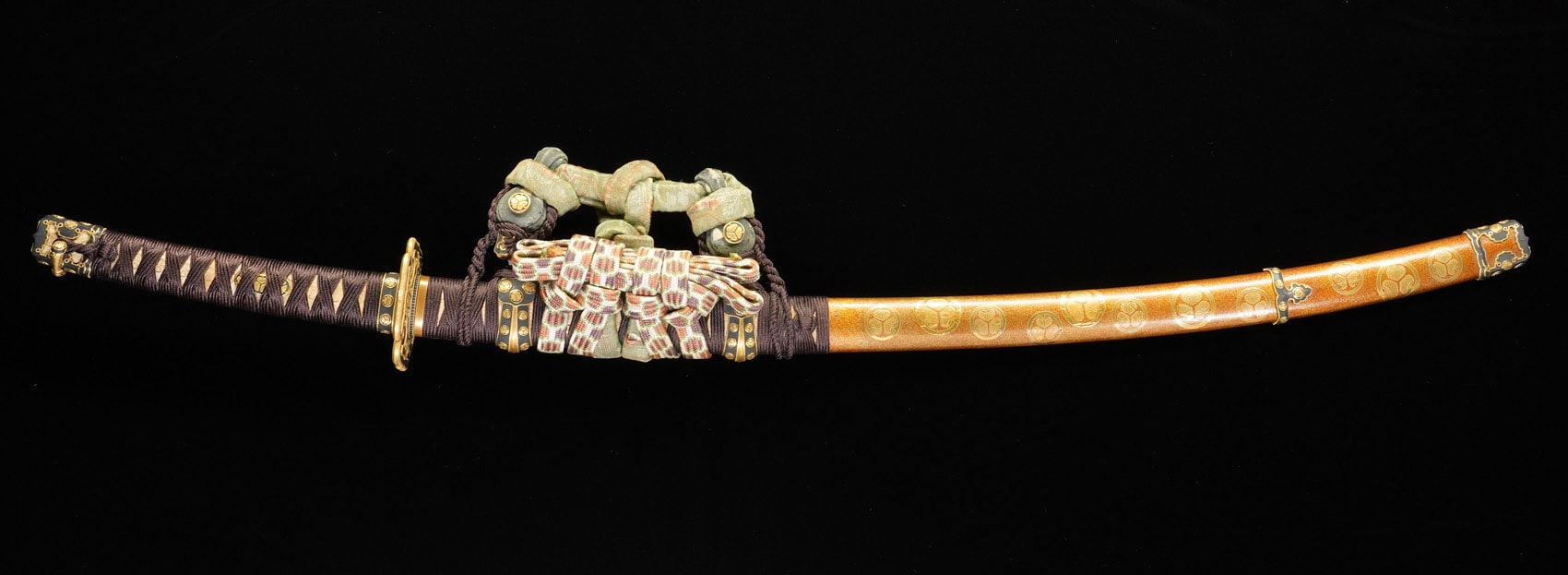 【太刀拵】 金梨子地葵紋散金貝蒔絵鞘糸巻太刀拵 / 鐔(銘)後藤悦乗(花押)