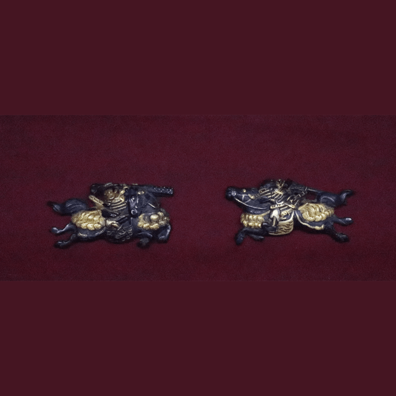 04-334 騎馬武者図目貫 無銘 水戸 赤銅地 容彫 象嵌色絵